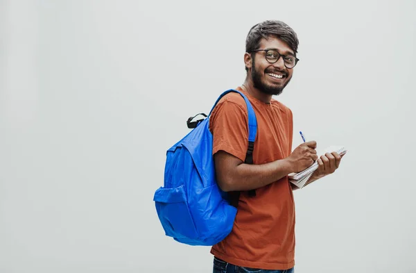 Estudiante Indio Con Una Mochila Azul Gafas Cuaderno Posando Sobre —  Fotos de Stock