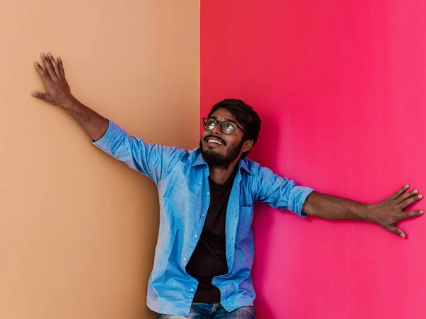 Ein Junger Indischer Student Blauen Hemd Mit Brille Posiert Auf — Stockfoto