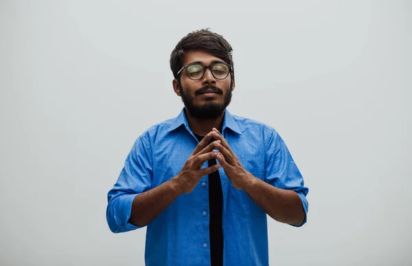 Indyjski Młody Człowiek Studen Pokazuje Swoją Koncentrację Skupienie Symbolicznymi Gestami — Zdjęcie stockowe