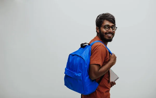 Indischer Student Mit Blauem Rucksack Brille Und Notizbuch Posiert Auf — Stockfoto