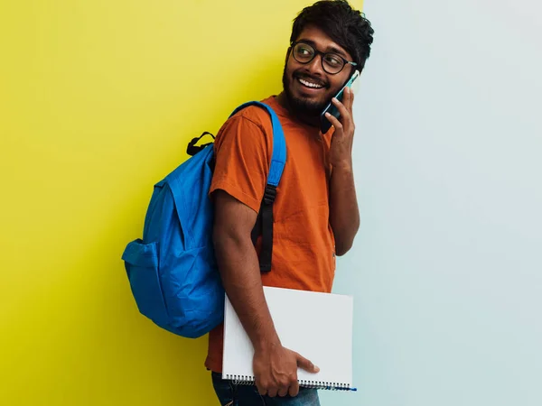 Indyjski Student Niebieskim Plecakiem Okularami Notatnikiem Pozującym Szarym Zielonym Tle — Zdjęcie stockowe