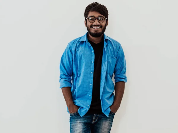 身穿蓝色衬衫 戴着灰色背景眼镜 面带微笑的印度年轻人 — 图库照片