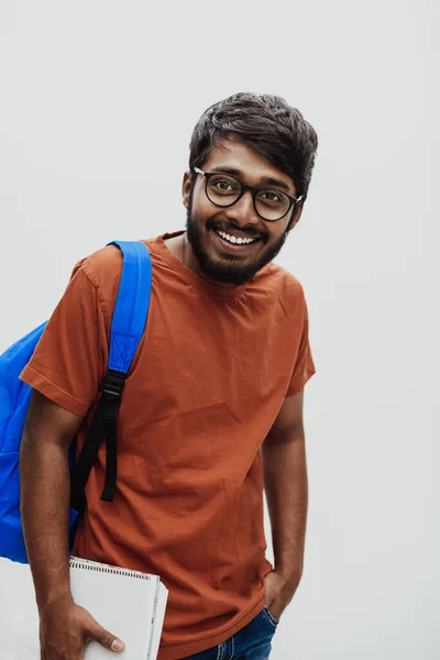 Indischer Student Mit Blauem Rucksack Brille Und Notizbuch Posiert Auf — Stockfoto