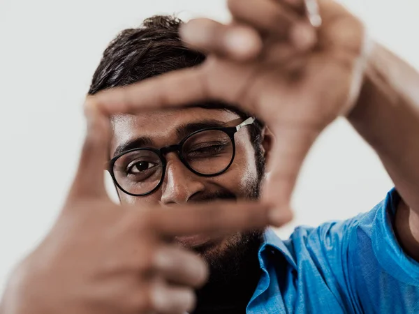 Mladý Pohledný Muž Prsty Rámování Rukama Izolované Šedém Pozadí Detailní — Stock fotografie