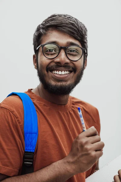 Indiai Diák Kék Hátizsákkal Szemüveggel Jegyzetfüzettel Szürke Háttérrel Oktatás Oktatás — Stock Fotó