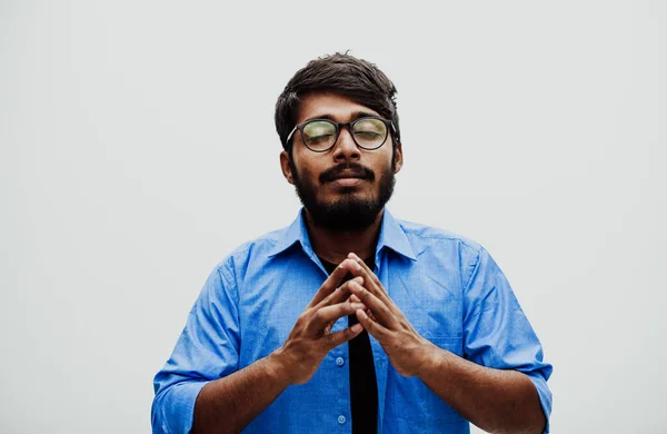 Indiai Fiatalember Studen Szimbolikus Mozdulatokkal Mutatja Meg Koncentrációját Fókuszát Miközben — Stock Fotó