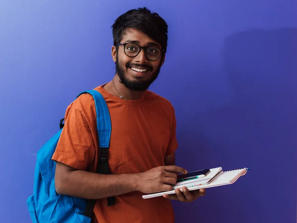 Studente Indiano Con Zaino Blu Occhiali Notebook Posa Sfondo Viola — Foto Stock