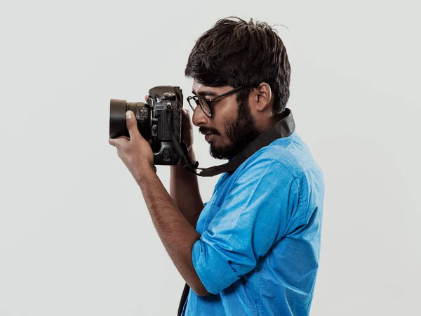 专业摄影师让Dslr相机拍照 印度男子摄影爱好者站在蓝色背景上拍照 工作室拍摄 — 图库照片