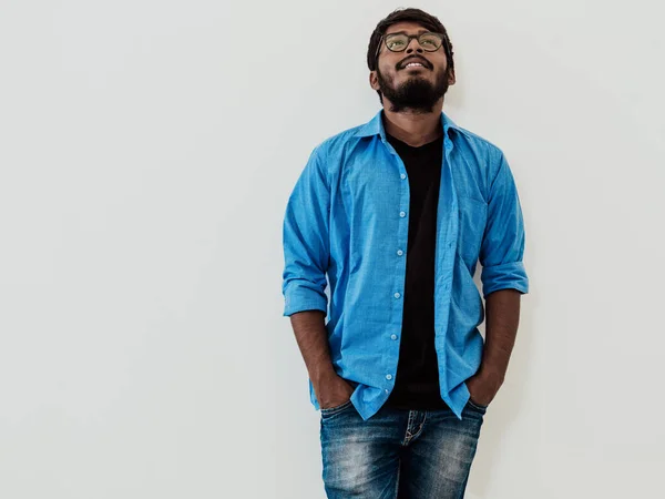 Indiano Sorridente Giovane Uomo Con Camicia Blu Occhiali Posa Sfondo — Foto Stock
