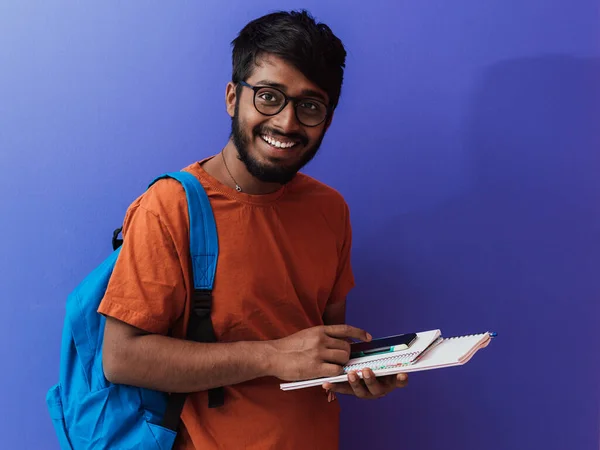 Indische Studentin Mit Blauem Rucksack Brille Und Notizbuch Posiert Auf — Stockfoto
