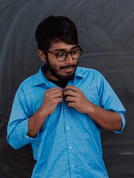 印度年轻学生站在学校黑板前 戴着眼镜穿上蓝色衬衫 — 图库照片