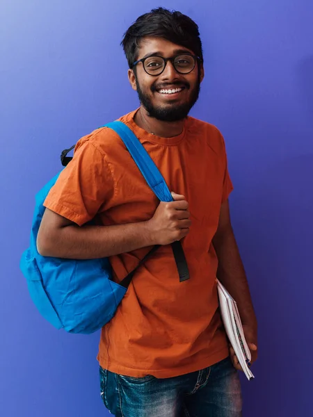 Indiska Student Med Blå Ryggsäck Glasögon Och Anteckningsbok Poserar Lila — Stockfoto