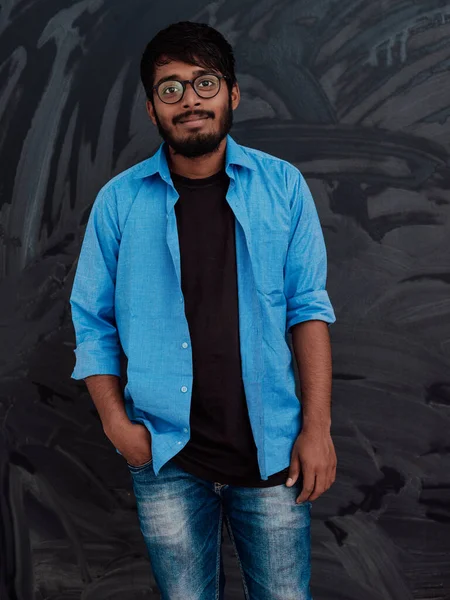 India Sonriente Joven Estudiante Camisa Azul Gafas Posando Fondo Pizarra —  Fotos de Stock