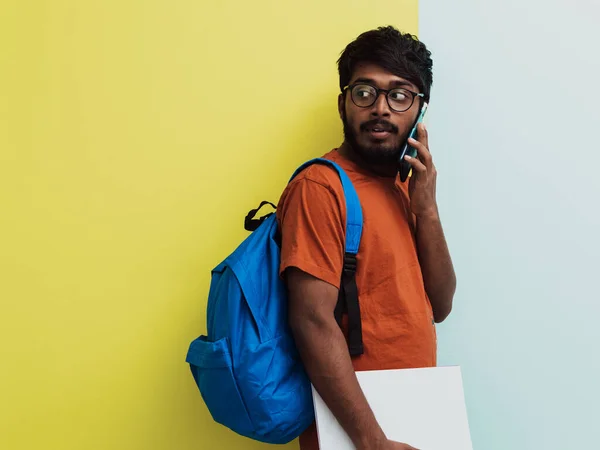 Indický Student Modrým Batohem Brýlemi Zápisníkem Pózující Šedém Zeleném Pozadí — Stock fotografie
