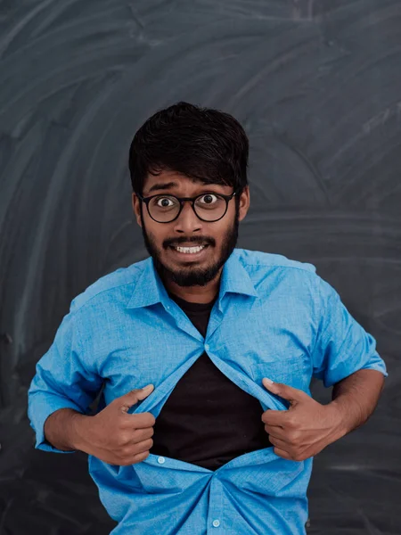 Uma Foto Simbólica Rapaz Indiano Mostrar Cartaz Super Homem Frente — Fotografia de Stock