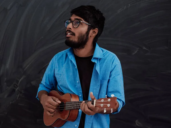Indický Mladý Muž Modré Košili Brýle Hraje Kytaru Před Školní — Stock fotografie