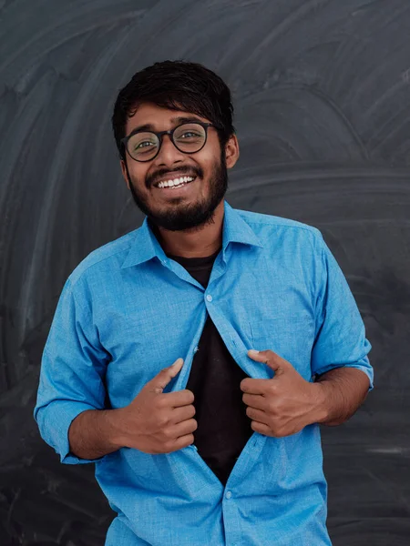 Uma Foto Simbólica Rapaz Indiano Mostrar Cartaz Super Homem Frente — Fotografia de Stock