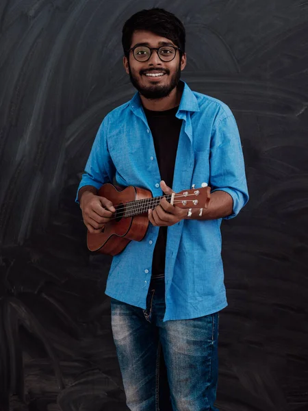 Indiase Jongeman Een Blauw Shirt Bril Die Gitaar Speelt Voor — Stockfoto