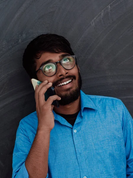 Indický Usmívající Mladý Student Modré Košili Brýle Pomocí Smartphonu Pózování — Stock fotografie