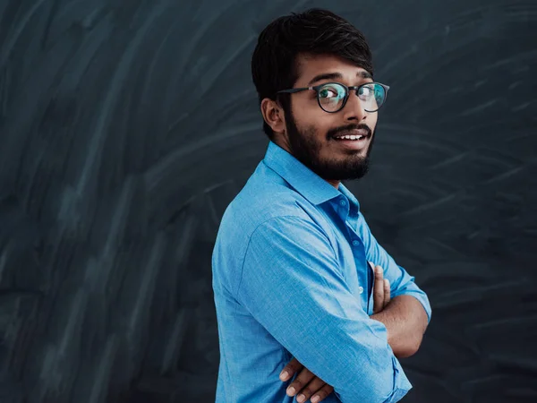 Mavi Gömlekli Genç Bir Hintli Öğrenci Okul Tahtasının Önünde Kollarını — Stok fotoğraf