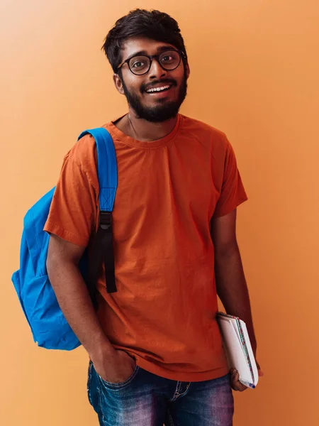 Indický Student Modrým Batohem Brýlemi Notebookem Pózující Oranžovém Pozadí Koncept — Stock fotografie