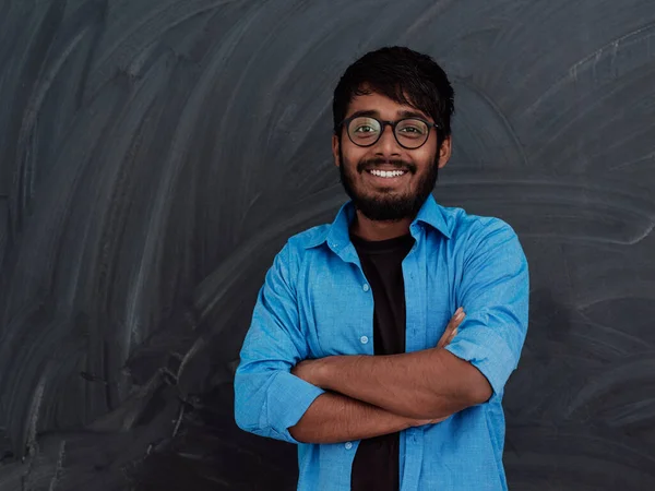 Ein Junger Indischer Student Blauen Hemd Mit Brille Posiert Mit — Stockfoto