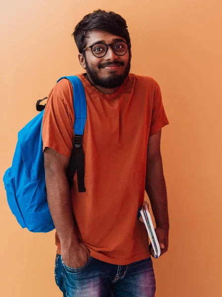 Indický Student Modrým Batohem Brýlemi Notebookem Pózující Oranžovém Pozadí Koncept — Stock fotografie