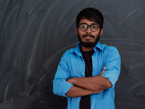 Молодой Индийский Студент Синей Рубашке Очках Скрестивший Руки Перед Школьной — стоковое фото