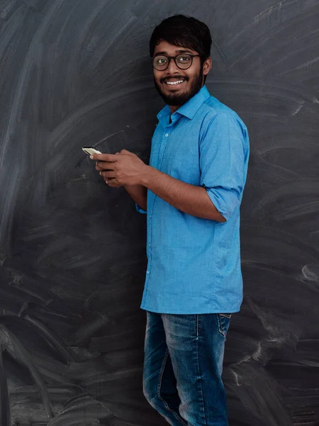 Indický Usmívající Mladý Student Modré Košili Brýle Pomocí Smartphonu Pózování — Stock fotografie