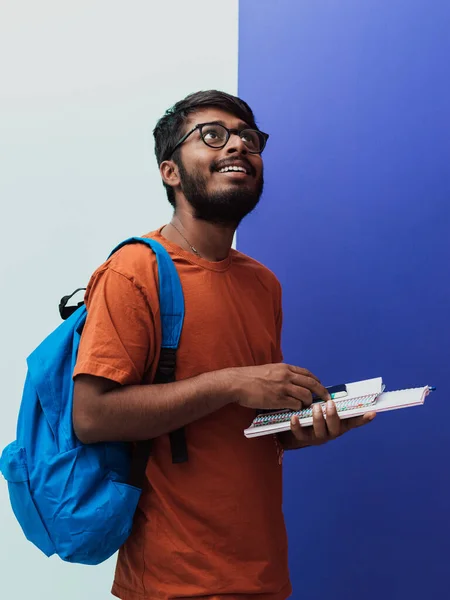 Estudiante Indio Con Una Mochila Azul Gafas Cuaderno Posando Sobre — Foto de Stock