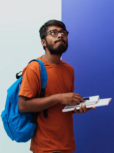 Indický Student Modrým Batohem Brýlemi Zápisníkem Pózující Purpurově Šedém Pozadí — Stock fotografie