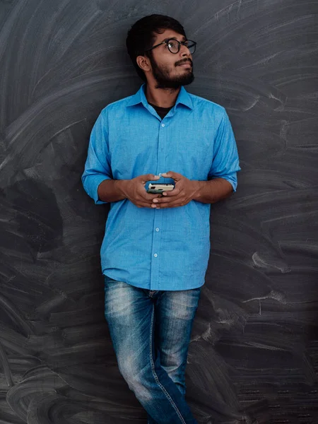 Индийский Улыбающийся Молодой Студент Синей Рубашке Очках Используя Смартфон Позируя — стоковое фото