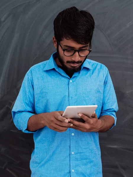 Indický Usmívající Mladý Student Modré Košili Brýle Pomocí Tabletu Smartphone — Stock fotografie