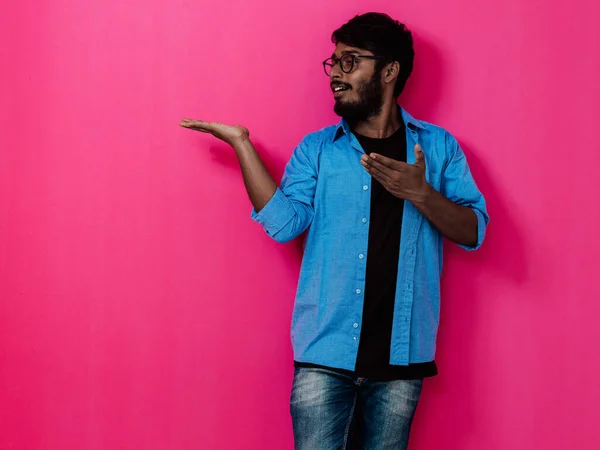 身穿蓝色衬衫 戴着粉色背景眼镜的印度学生面带微笑 高质量的照片 — 图库照片