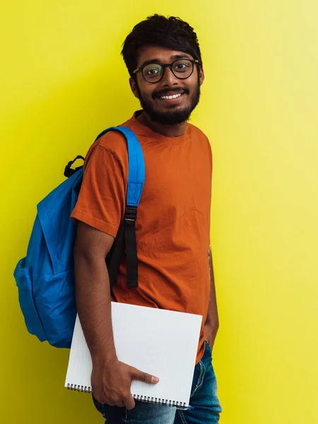 Studente Indiano Con Zaino Blu Occhiali Notebook Posa Sfondo Verde — Foto Stock