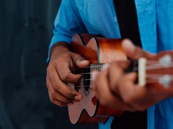 Joven Indio Con Camisa Azul Gafas Tocando Guitarra Frente Pizarra —  Fotos de Stock