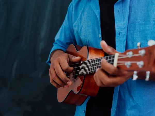 Індійський Молодий Чоловік Синій Сорочці Окуляри Грають Гітарі Перед Школою — стокове фото