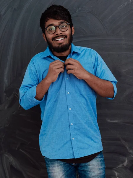 Молодой Индийский Студент Очках Надевает Синюю Рубашку Стоя Перед Школьной — стоковое фото