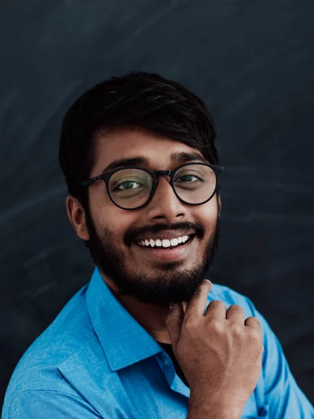 Een Jonge Indiase Man Een Blauw Shirt Een Bril Poseert — Stockfoto