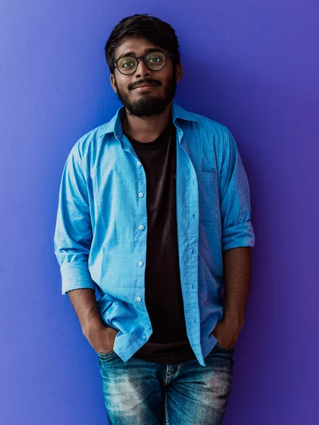 Indiai Diák Kék Hátizsákkal Szemüveggel Notebook Pózol Zöld Háttérrel Oktatás — Stock Fotó