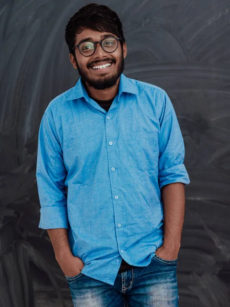 Indiaas Glimlachende Jonge Student Blauw Shirt Bril Poseren School Schoolbord — Stockfoto
