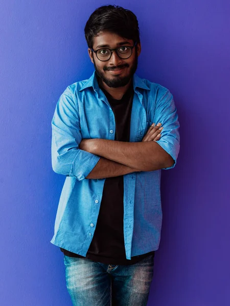 Młody Indyjski Student Niebieskiej Koszuli Okularach Pozował Rękami Skrzyżowanymi Pozuje — Zdjęcie stockowe
