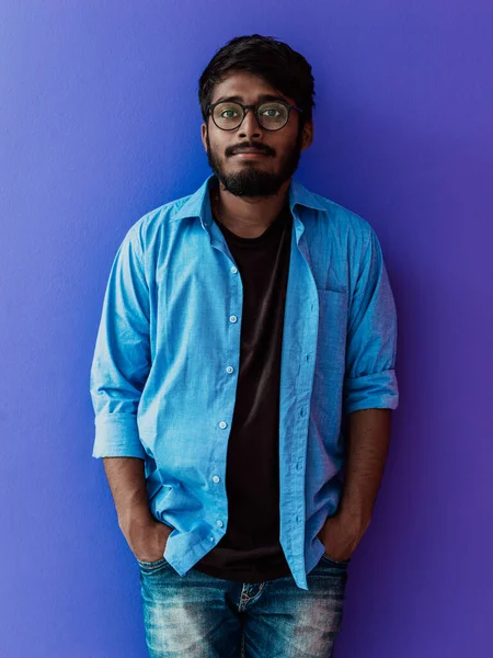 Indian Uśmiechnięty Młody Człowiek Niebieskiej Koszuli Okulary Pozowanie Fioletowym Tle — Zdjęcie stockowe