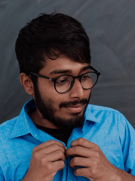 印度年轻学生站在学校黑板前 戴着眼镜穿上蓝色衬衫 — 图库照片