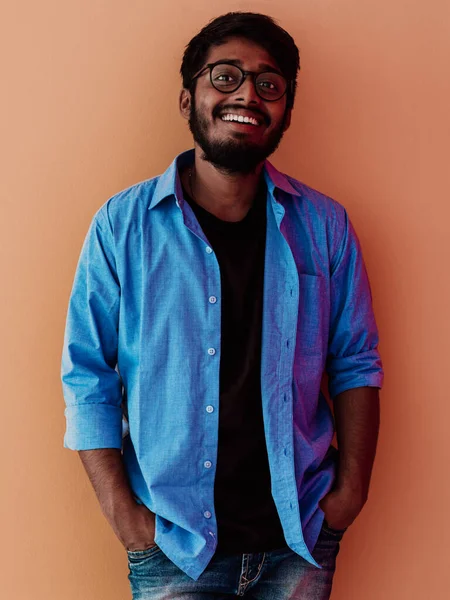 Indický Usmívající Mladý Student Modré Košili Brýle Pózovat Oranžovém Pozadí — Stock fotografie