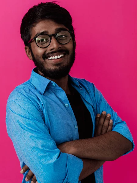 Индийский Улыбающийся Молодой Человек Голубой Рубашке Очках Позирует Розовом Фоне — стоковое фото