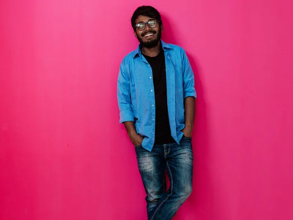 Indian Uśmiechnięty Młody Człowiek Niebieskiej Koszuli Okulary Pozowanie Różowym Tle — Zdjęcie stockowe