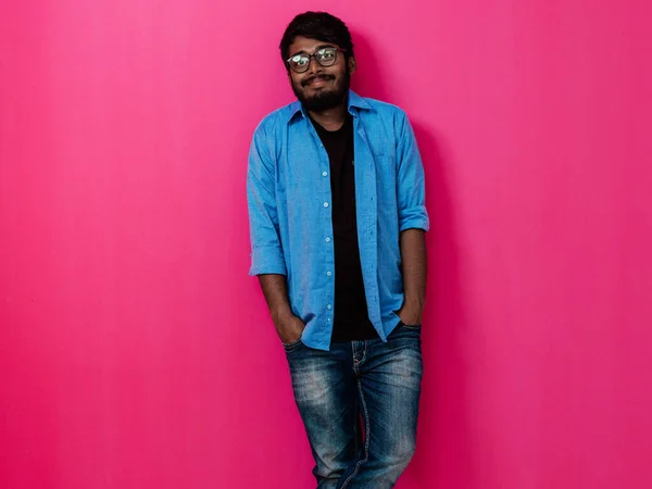 Indiaas Glimlachende Jonge Man Met Blauw Shirt Bril Poseren Roze — Stockfoto