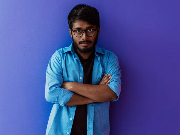 Mladý Indiánský Student Modré Košili Brýlemi Pózujícími Rukama Zkříženýma Purpurové — Stock fotografie
