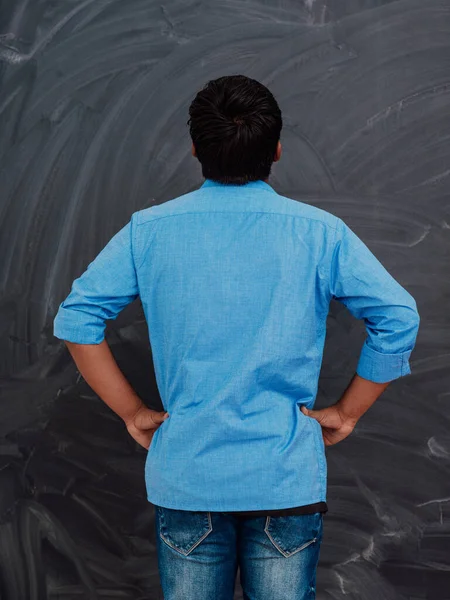 Jeune Étudiant Indien Chemise Bleue Dos Caméra Tient Devant Tableau — Photo